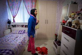 مریم در اتاق شخصیش در حال آماده شدن برای رفتن به ورزشگاه.